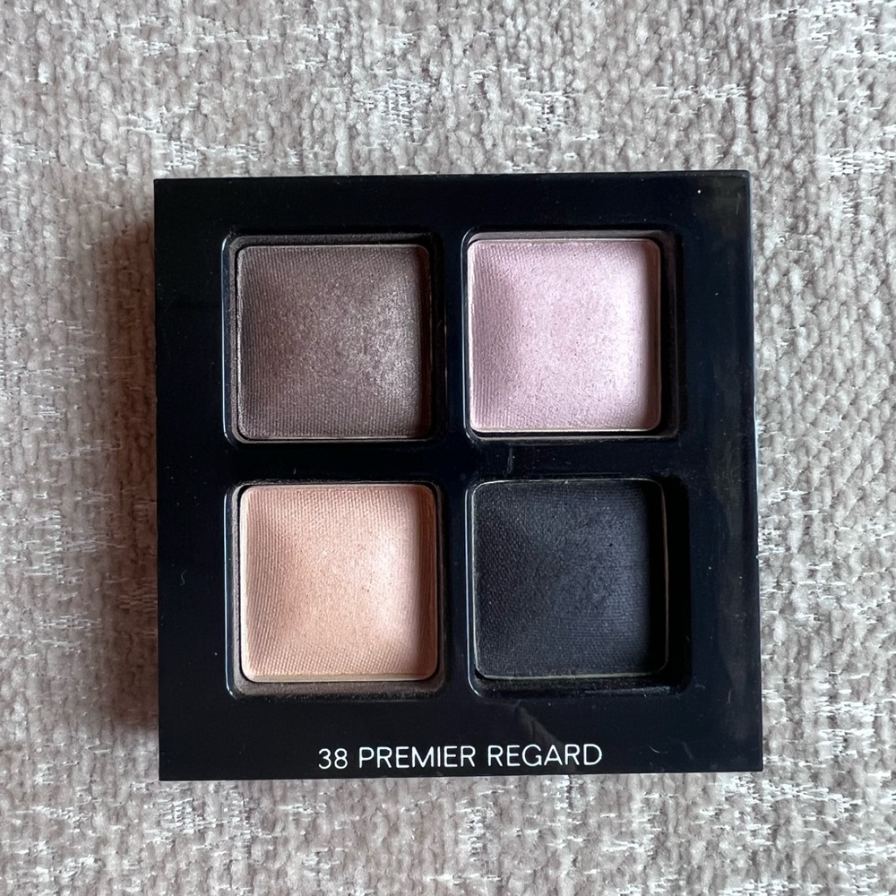 CHANEL Eyeshadow Palette
38 PREMIER REGARD